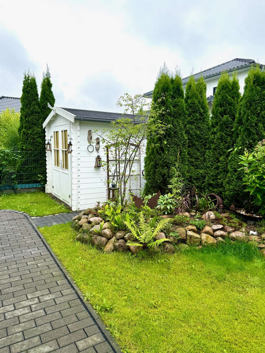 kleines Gartenhaus im Vorgarten