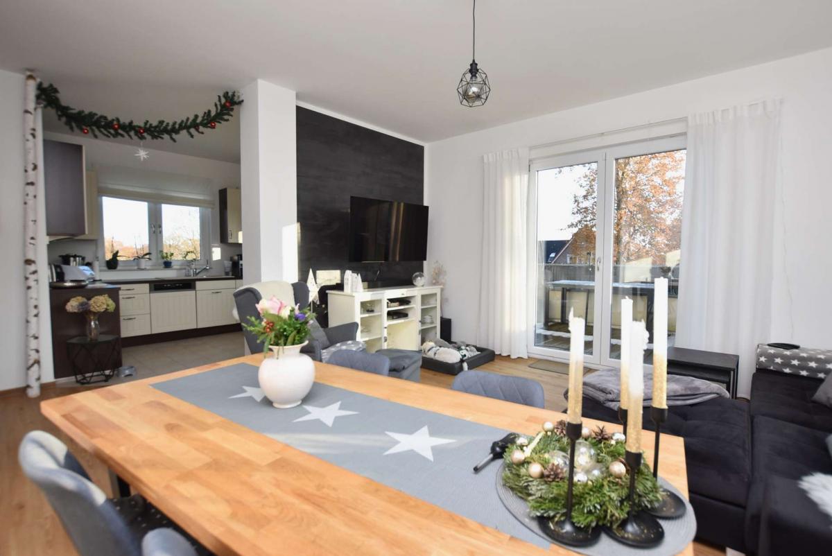 Wohnzimmer mit offener Küche