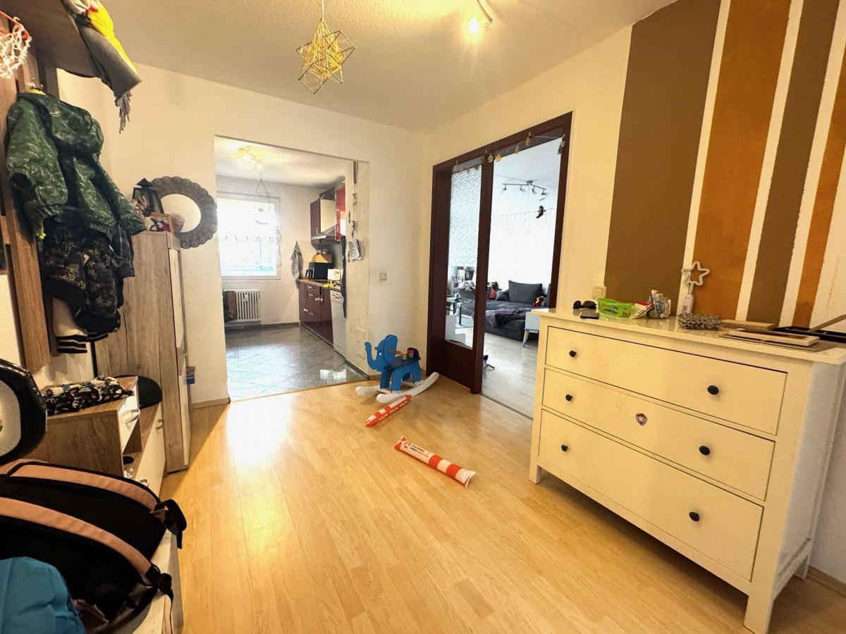 Blick von der Diele in die Küche u. Wohnzimmer