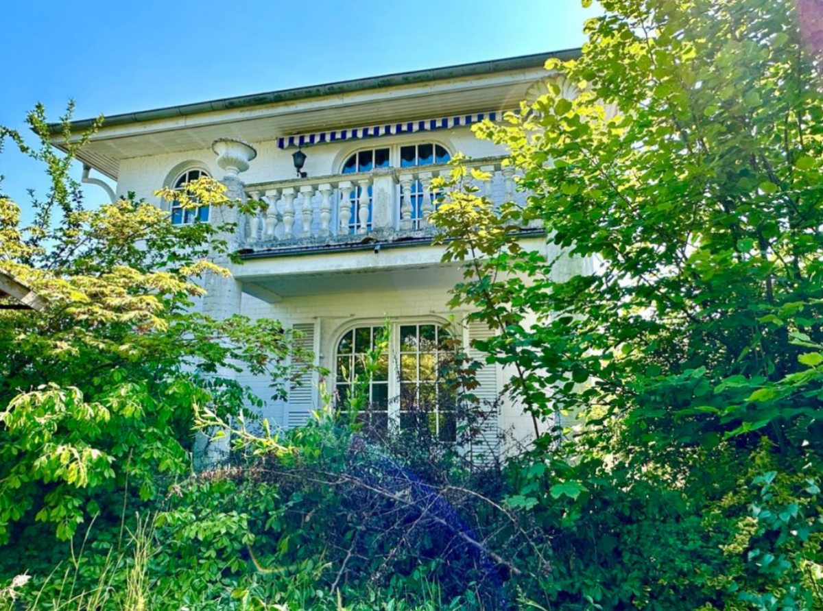 Blick vom Garten aufv Terrasse und Balkon