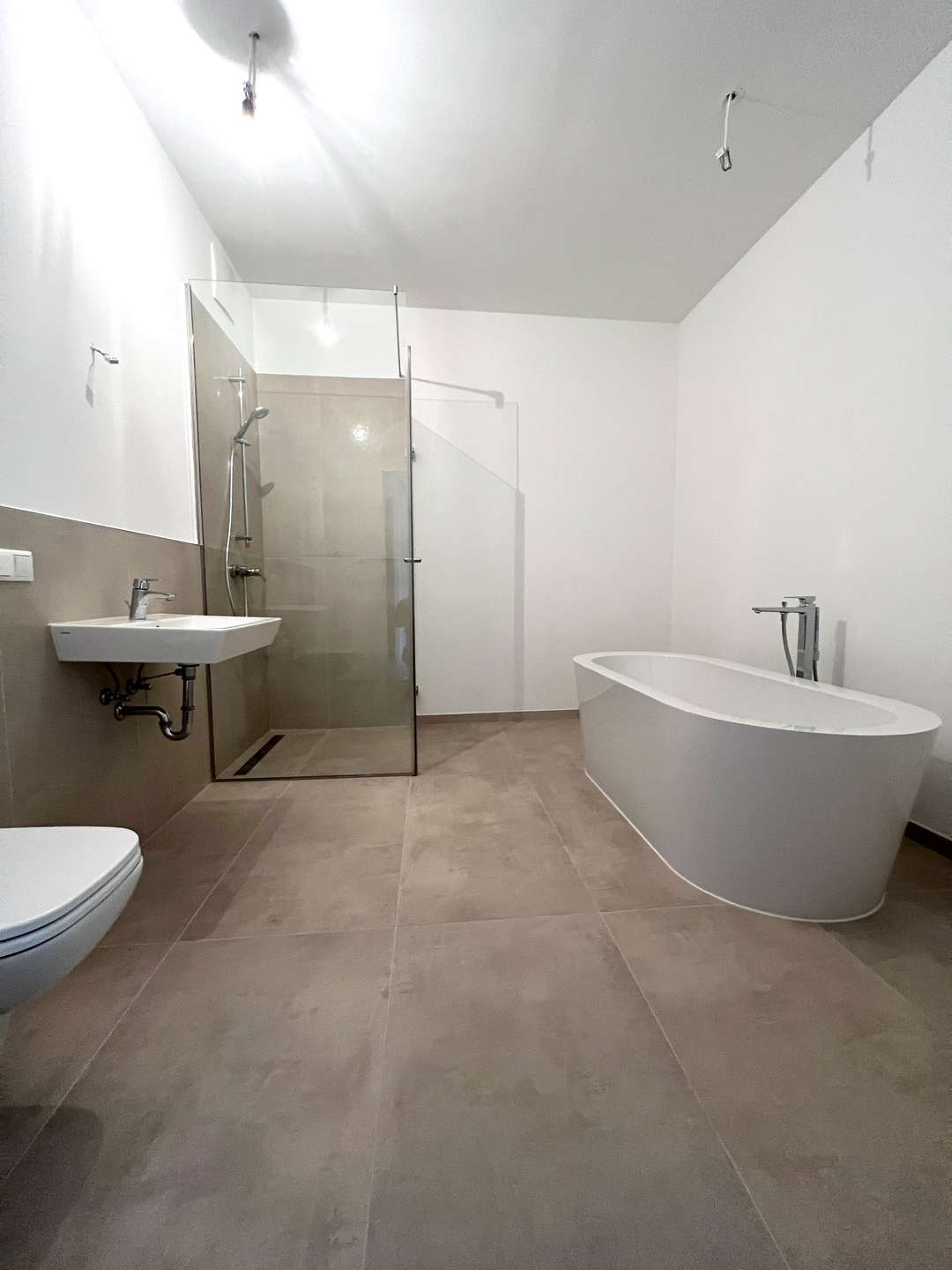 Bad mit Dusche und Wanne