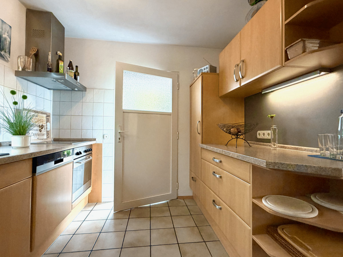 Küche mit Zugang zum Hofgarten und Garage