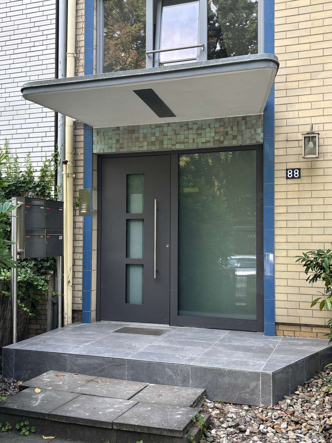 Neue Haustüranlage, Postkasten und Eingangspodest.