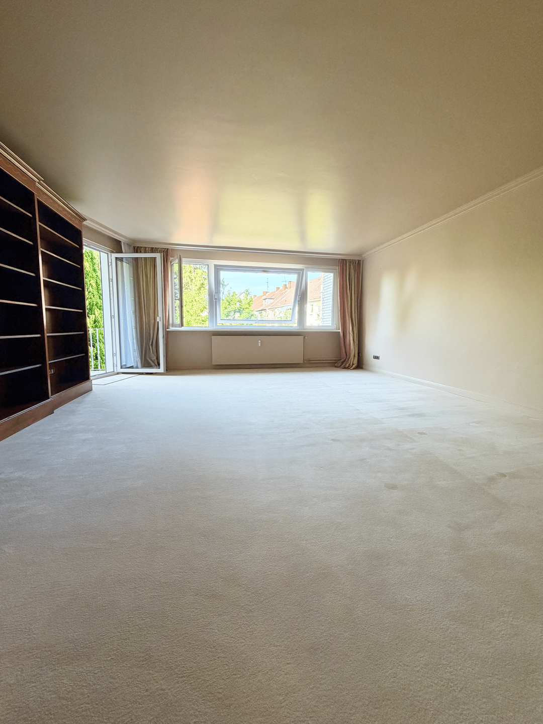 Wohnzimmer mit Balkonzugang
