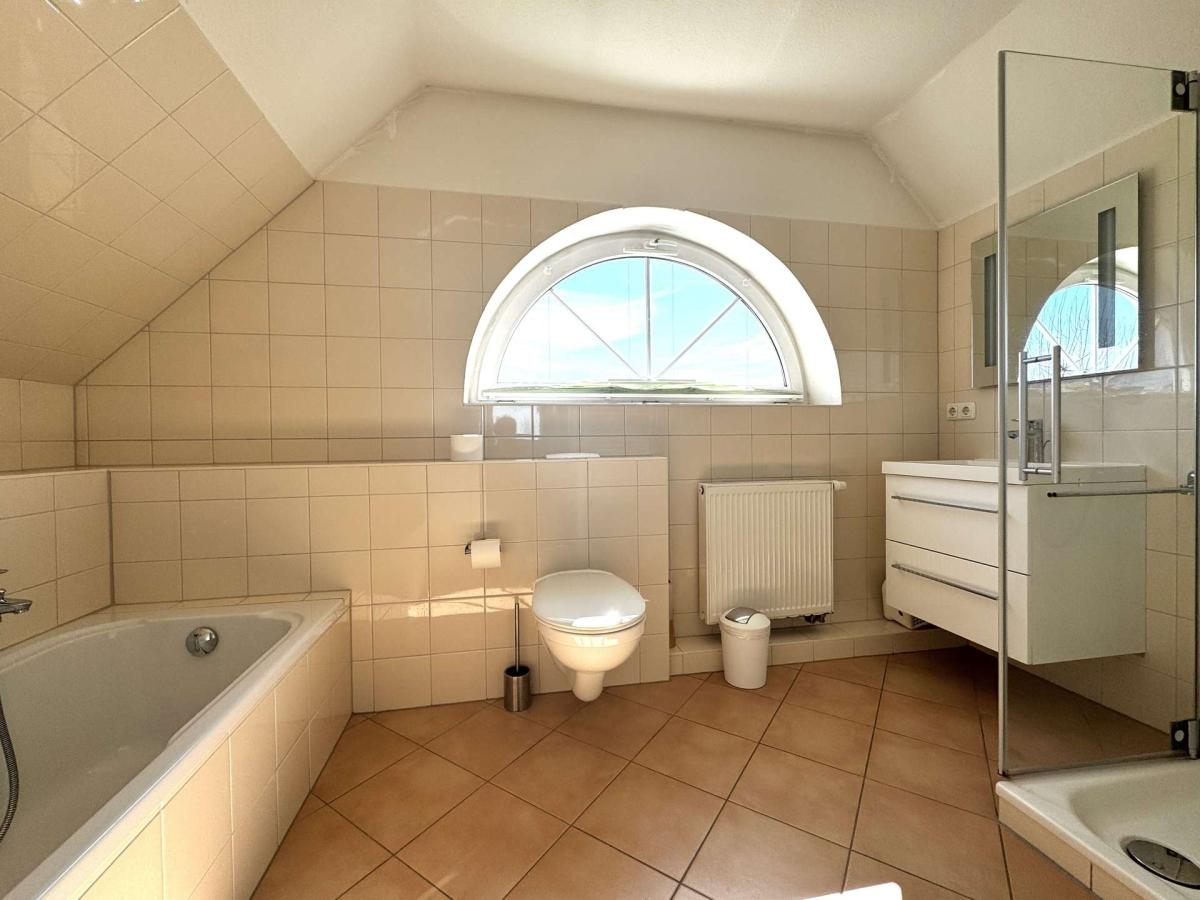 Bad mit Dusche & Wanne