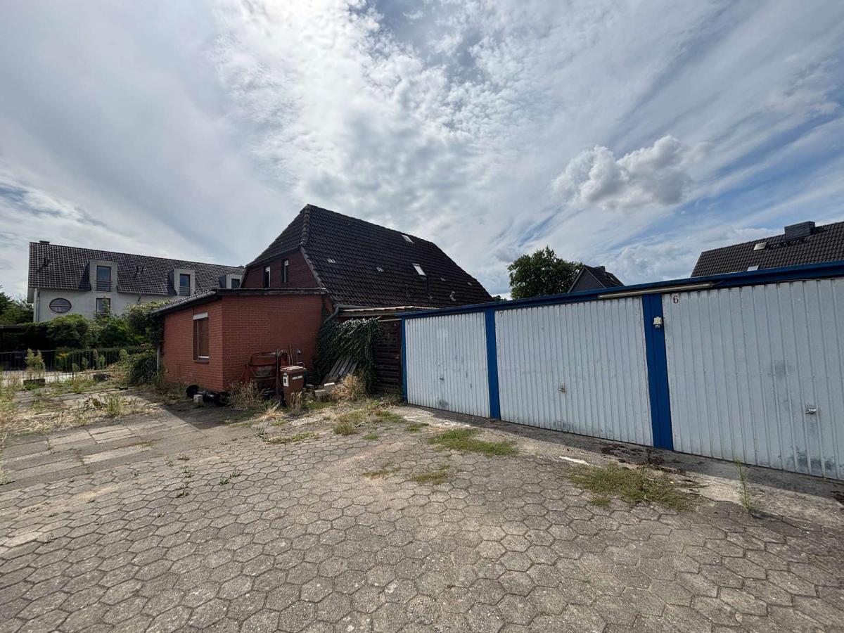 Altgebäude und Teil Garagen