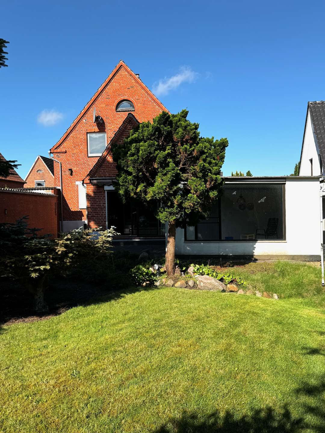 Erbpachtgrundstück - Einfamilienhaus, großer Garten, Garage.  Erbpachtgrundstück
