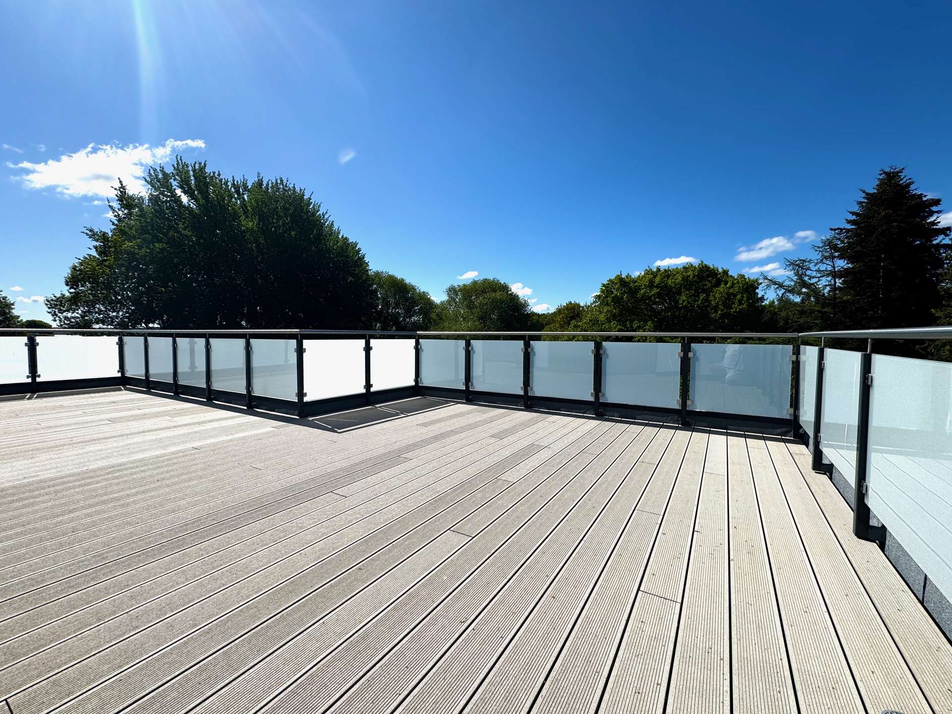 Nur 100 Schritte bis zur Ostsee,  große helle Neubauwohnung - Fahrstuhl, Stellplatz, Dachterrasse