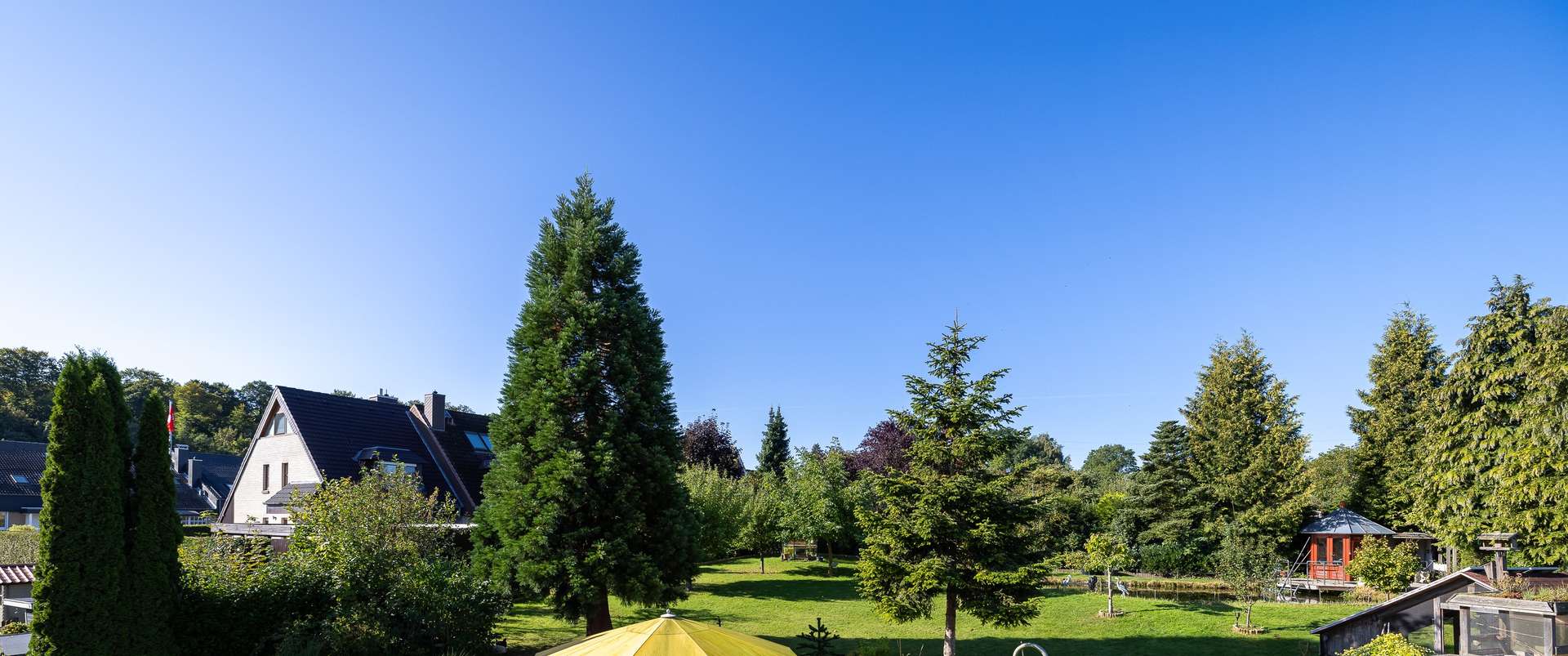 Ca. 160 QM große  3 Zimmer -Wohnung mit traumhaften Garten, Doppelgarage, neues Bad u. Küche, Kamin