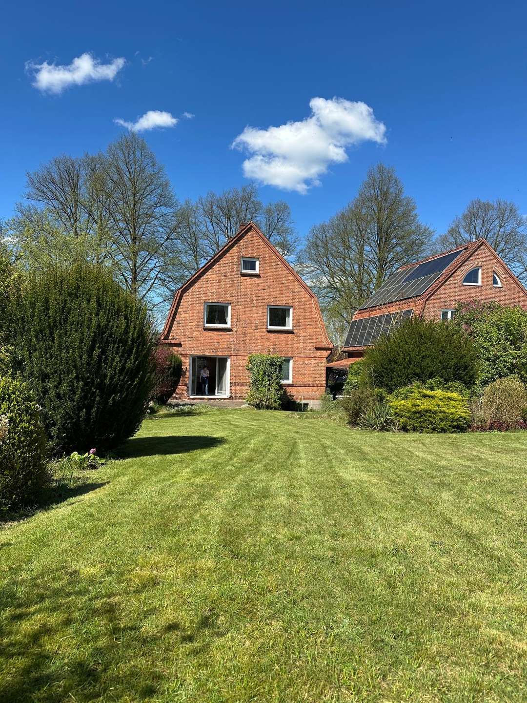 RESERVIERT Massives Einfamilienhaus- Eigenland, schöner Garten, Vollkeller mit Garage, viel Platz