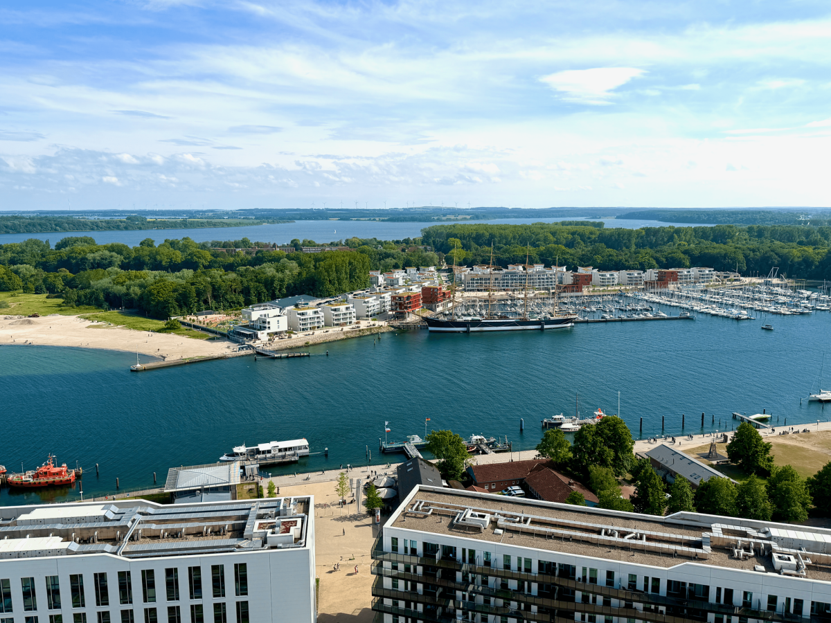 Im Maritim...., spektakuläre Aussicht auf Trave, Ostsee und Passathafen