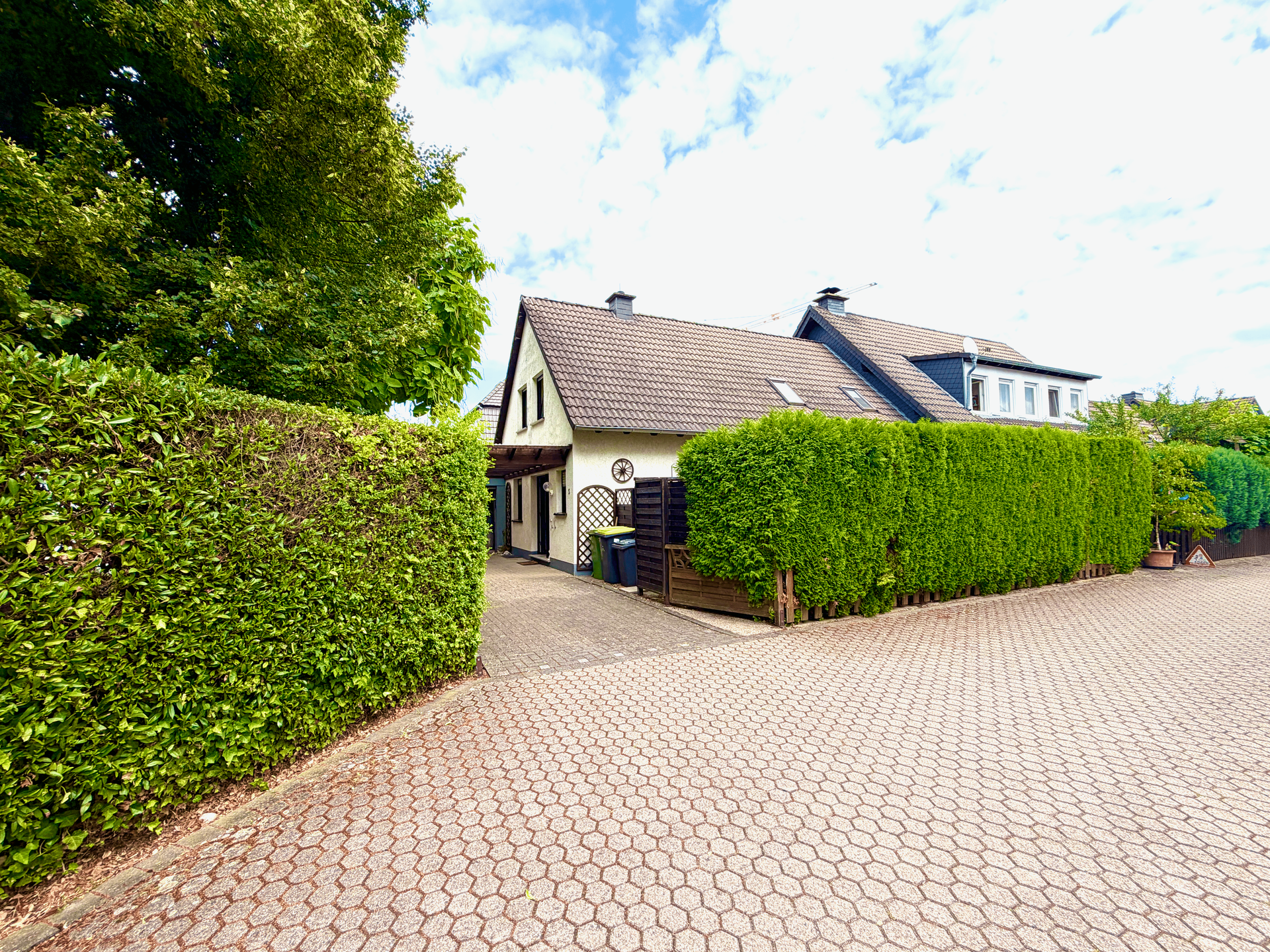 Attraktive Doppelhaushälfte mit Vollkeller, Garage und Carport in begehrter Lage von Hennef
