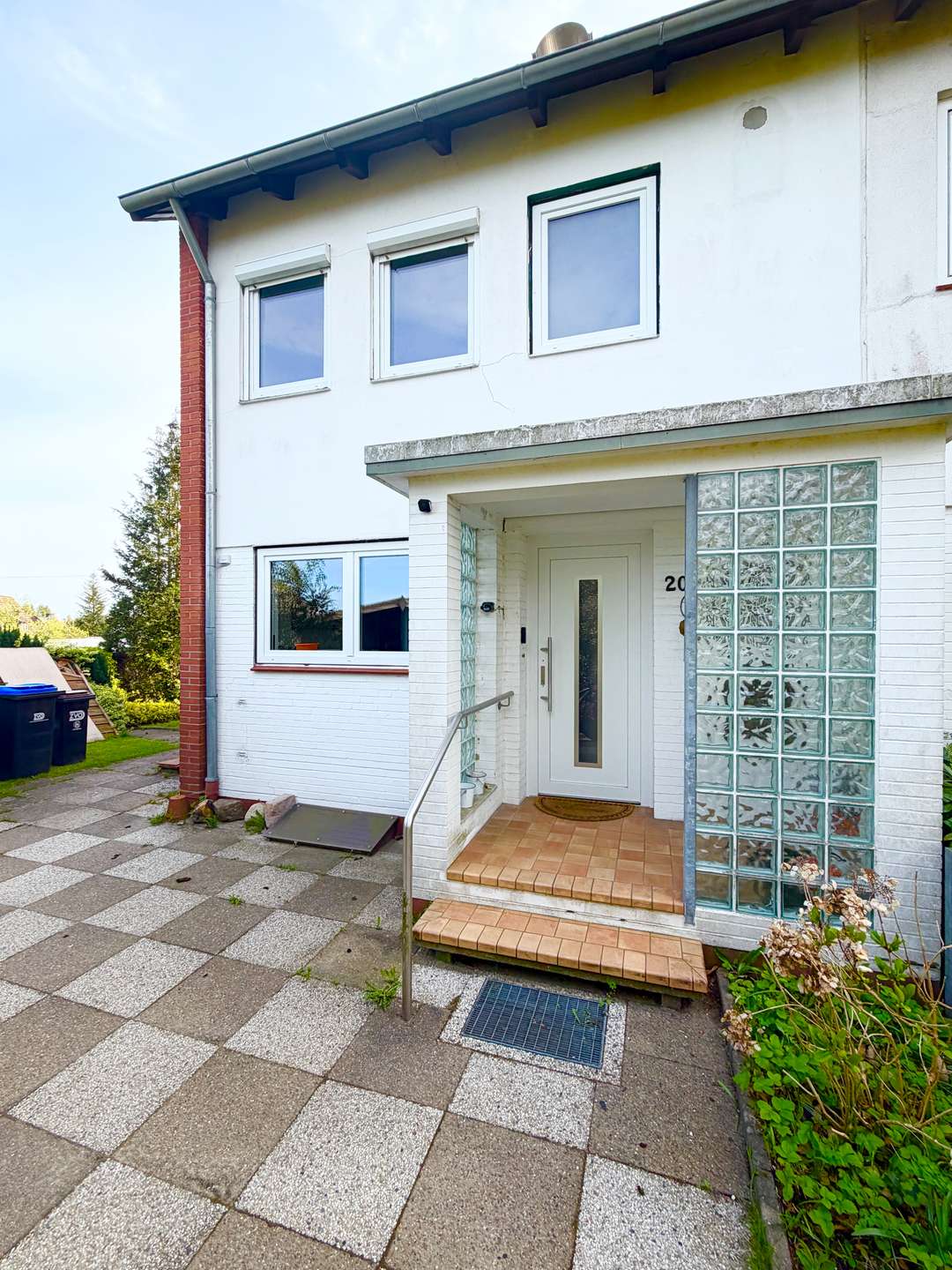 schickes Endreihenhaus, 5 Zimmer, Vollkeller, Garten, Wärmepumpe, Garage. Ruhige Lage