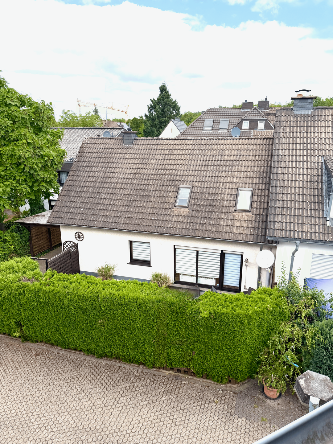 Attraktive Doppelhaushälfte mit Vollkeller, Garage und Carport in begehrter Lage von Hennef